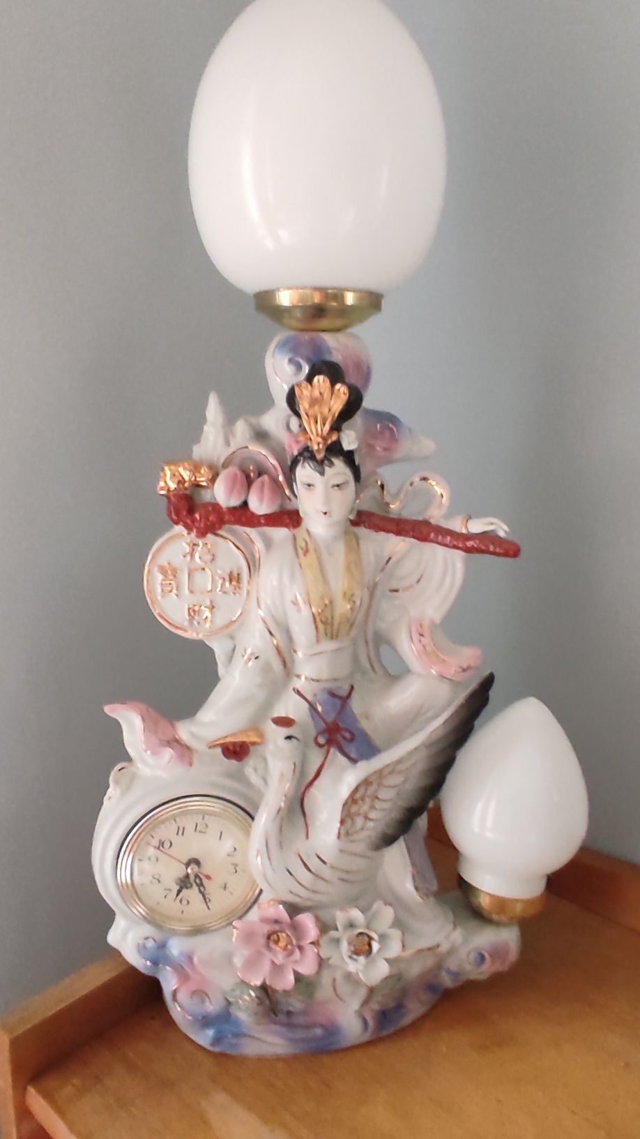 Piękna lampka nocna z zegarem,porcelana.