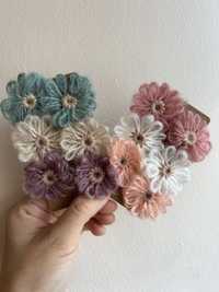 Wełniane kwiatuszki na gumce dla dziewczynki