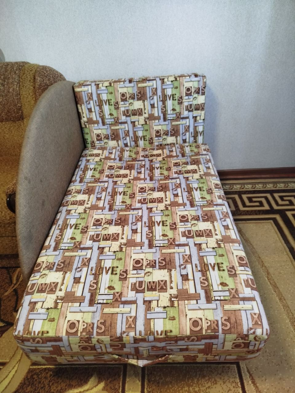 Продається софа 80/200. Ціна 4000 грн . Торг.