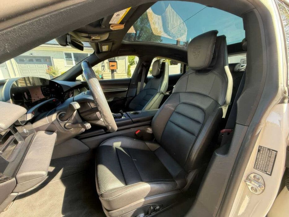 Porsche Taycan      2021