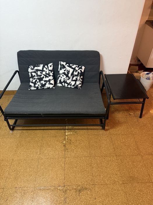 Sofa-cama IKEA com mesa