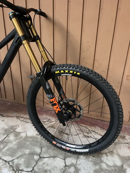 Bicicleta Downhill Raaw Yalla V1 2025