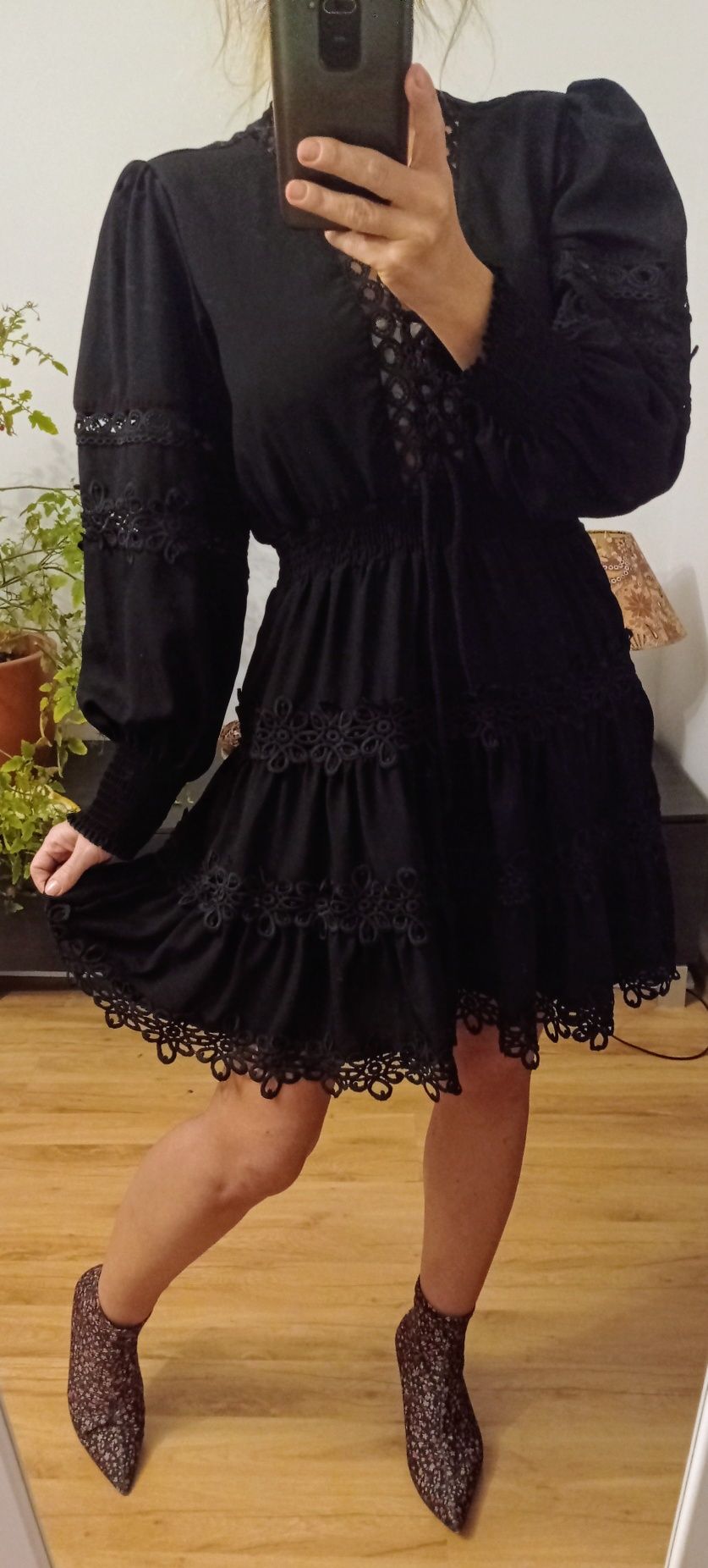 Czarna rozkloszowana pięknie zdobiona sukienka M