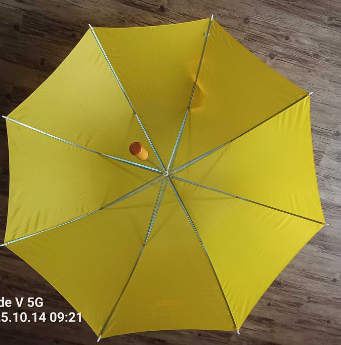 Duży żółty parasol