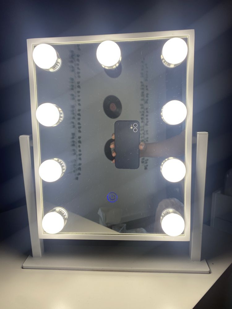 Lustro z lampkami