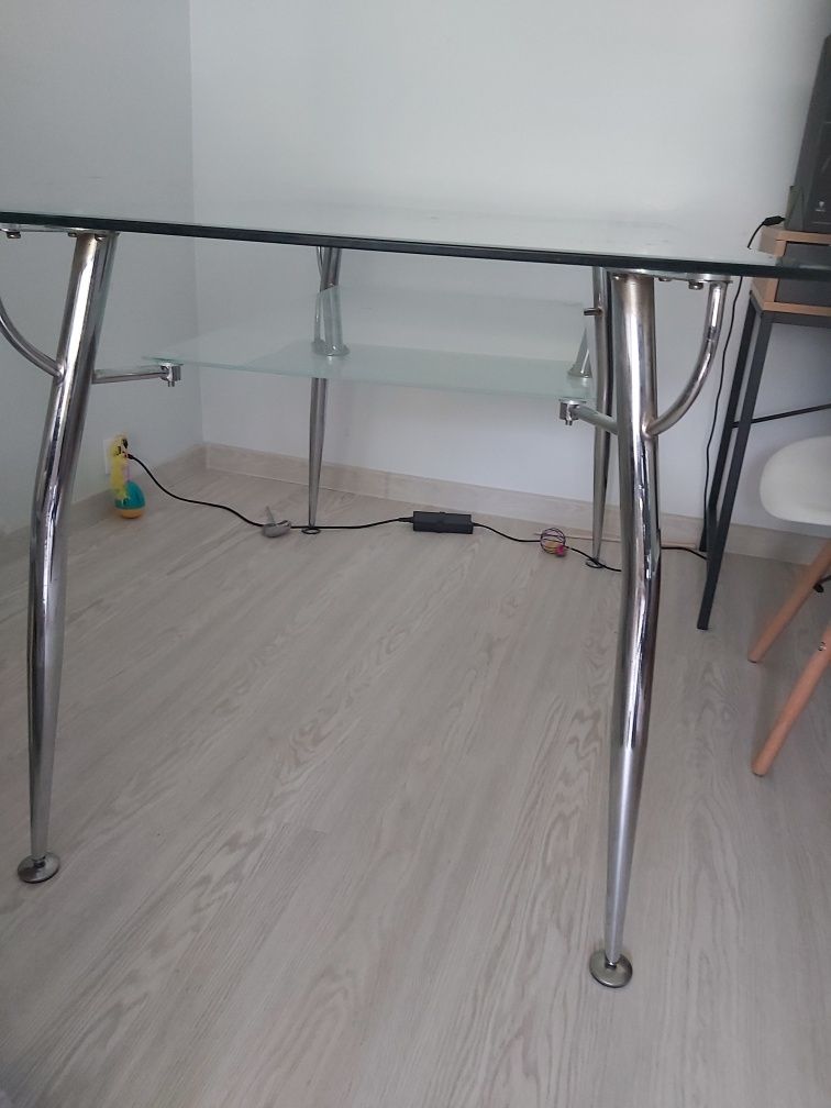 Stół szklany piękny i funkcjonalny