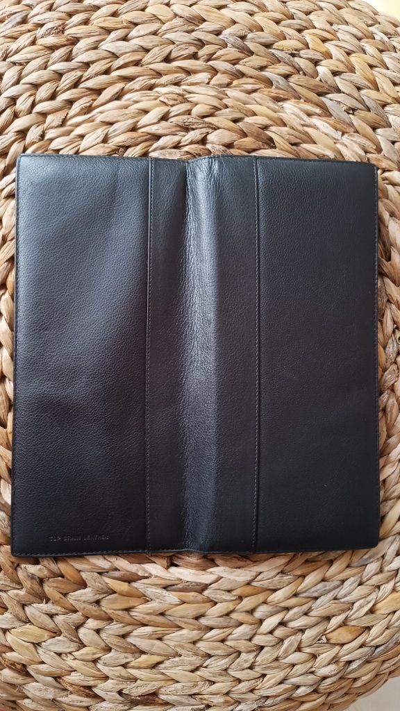 Kanadyjskie etui skórzane na bilety lotnicze oraz dokumenty podróżne