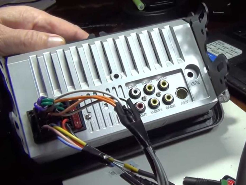 Автомагнітола pioneer 7010  пульт,вихід на сабвуфер,екран сенсорний