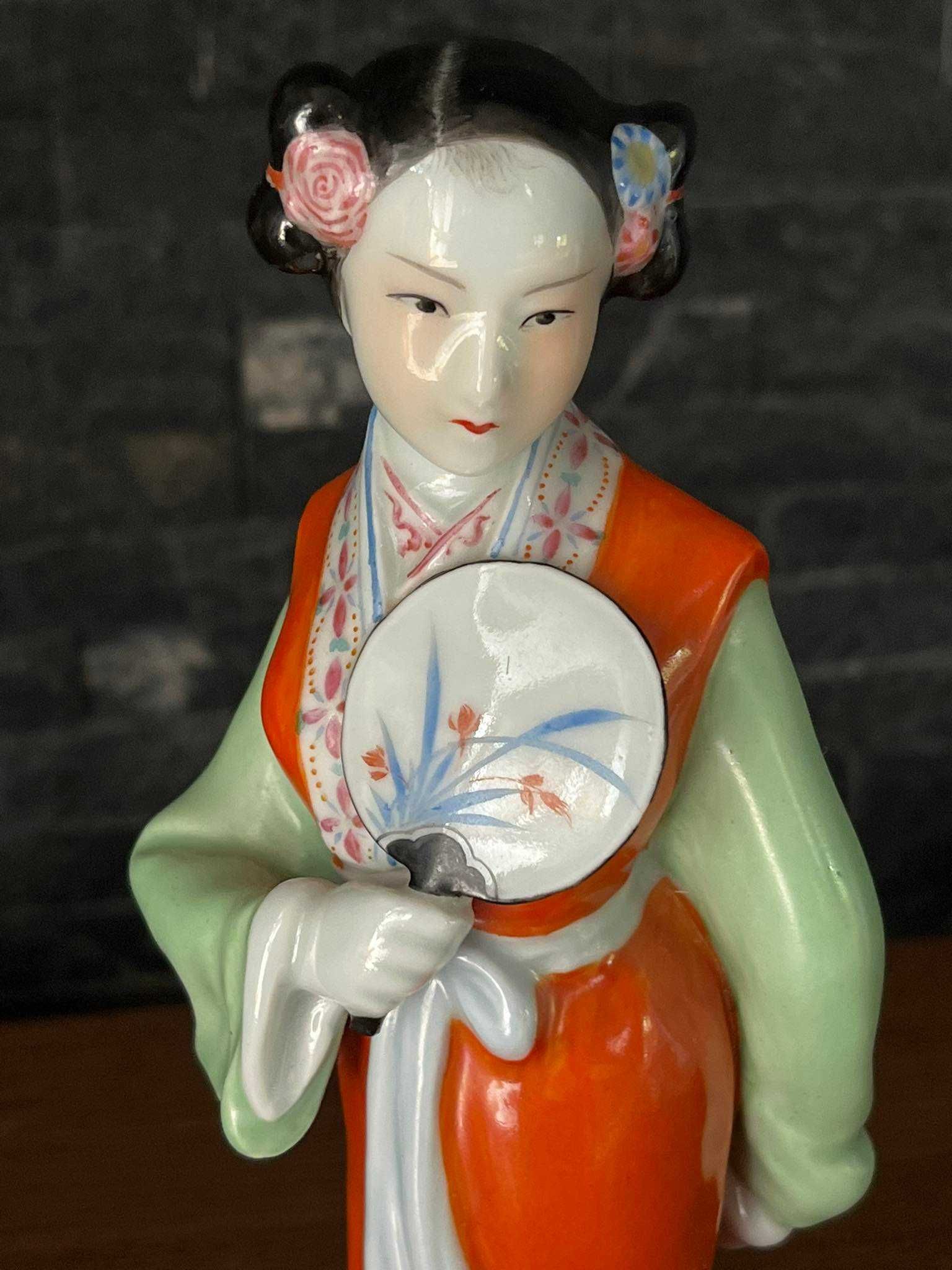 Japonka z wachlarzem  figurka sygnowana porcelana szkliwiona