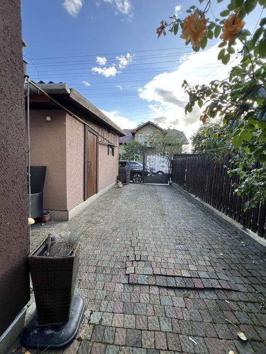 Півособняк із земельною ділянкою поруч центру міста