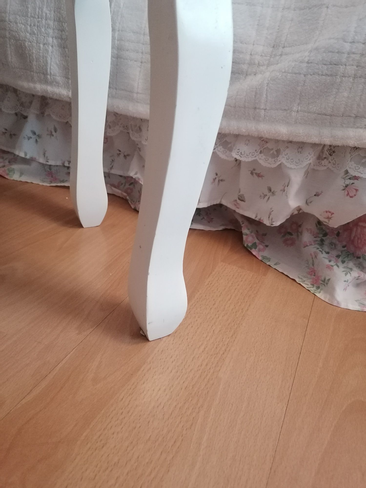 Biały taboret shabby chic vintage podnóżek grawer kwiaty róża pufa