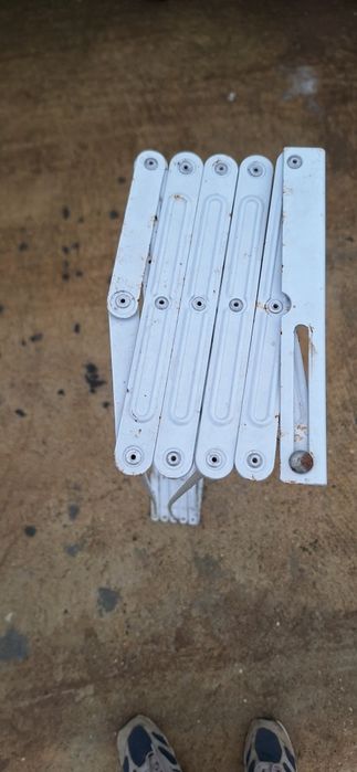 Estendal de parede em bom estado.