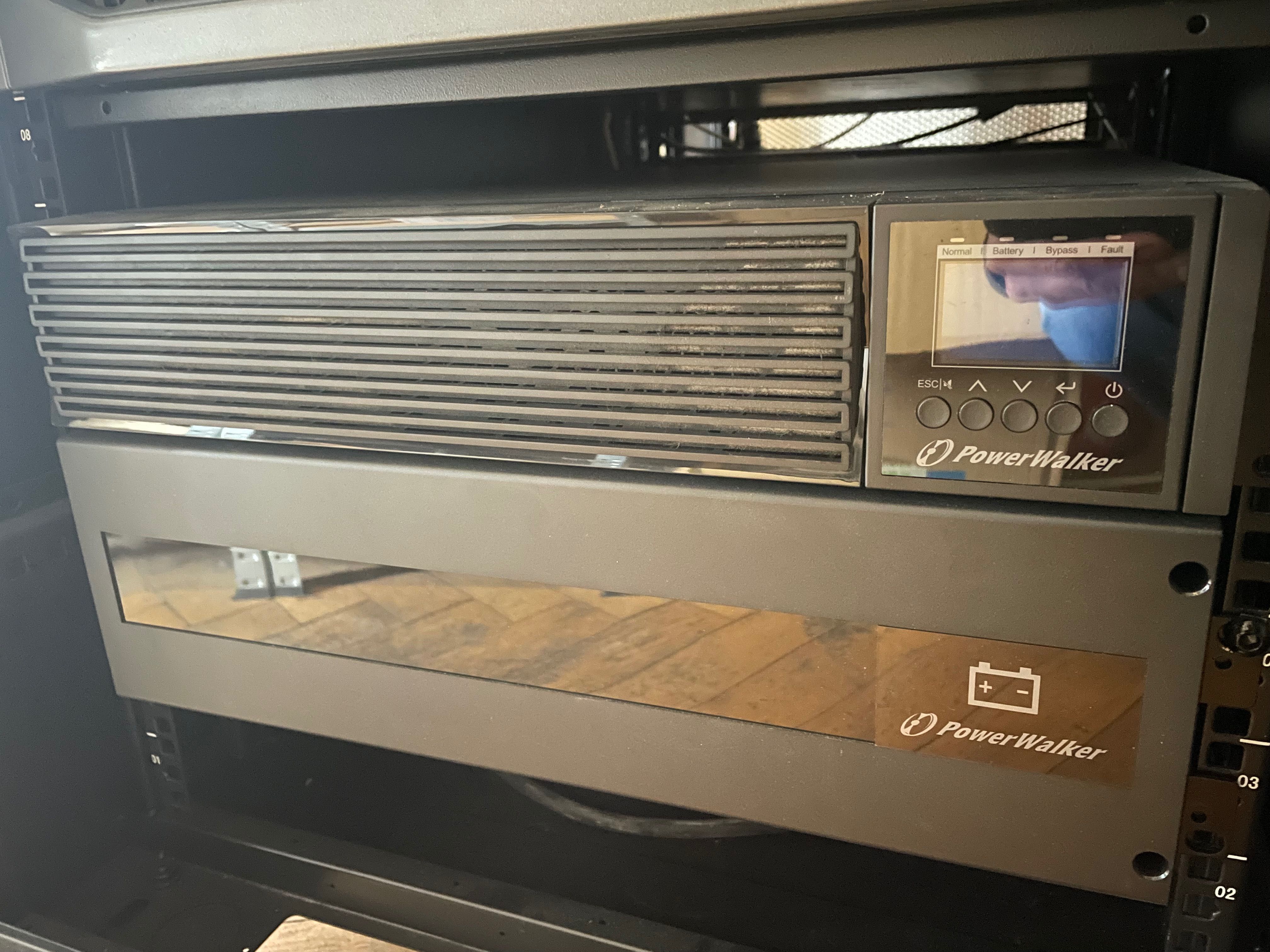 Sprzedam serwer Dell PowerEdge R910 + UPS + 9 dysków + szafa