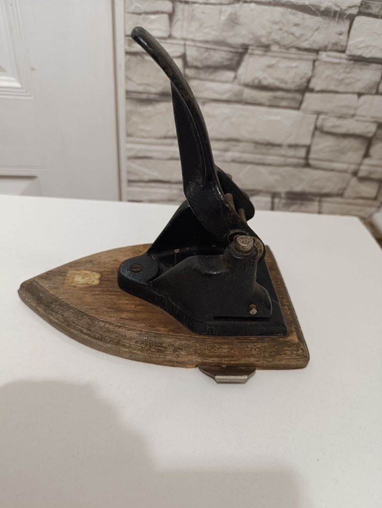 Żeliwny dziurkacz biurowy Delfin PRL vintage