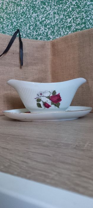 Zestaw porcelany, waza i sosjerka