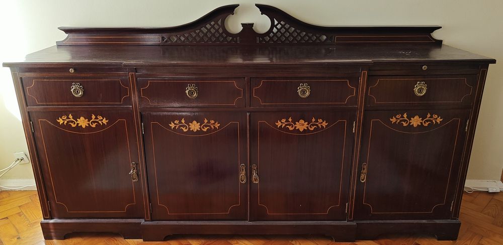 Aparador em madeira maciça