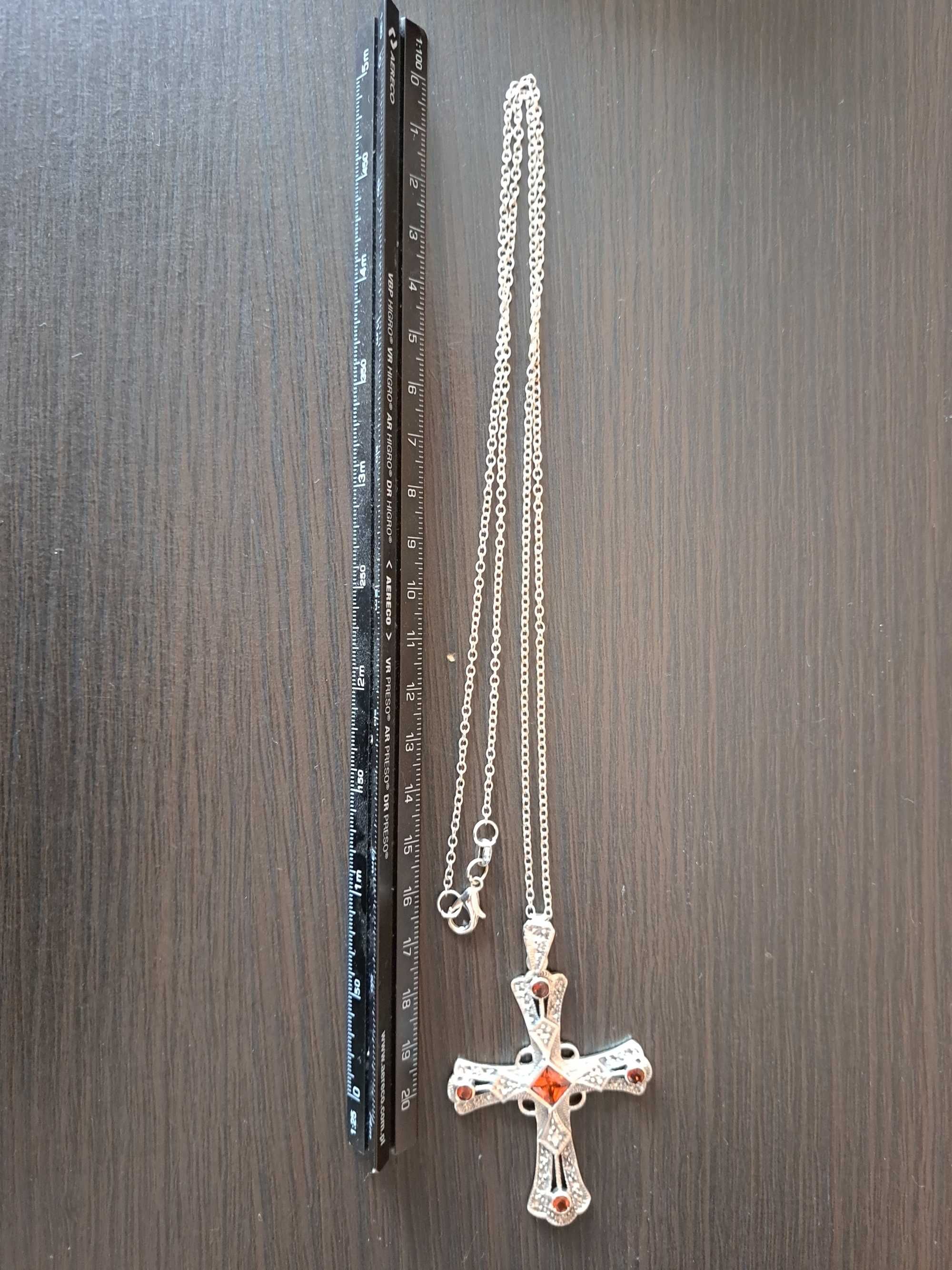 Srebrny krzyż z łańcuszkiem