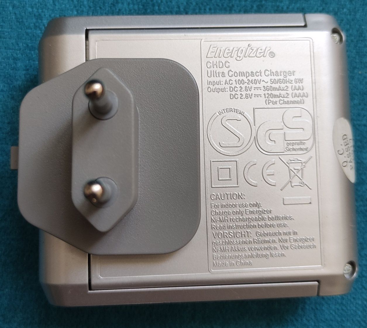Składana ładowarka do akumulatorów Energizer CHDC