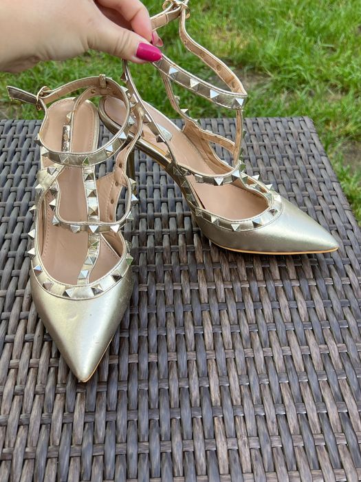 Stilettos/ sapatos de salto alto com tachas e fivelas