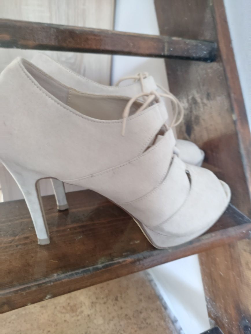 Buty na obcasie nr 42