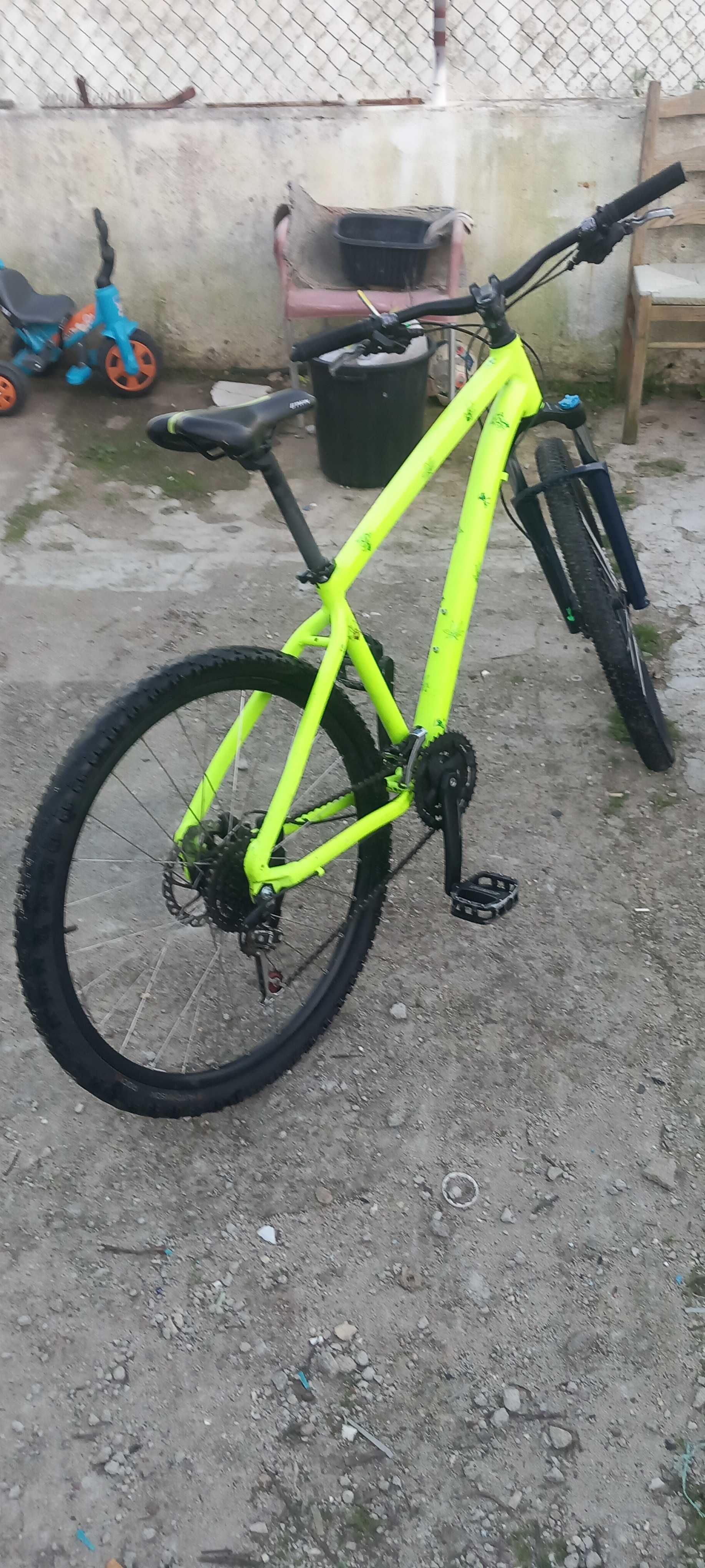 bicicleta verde fluorescente