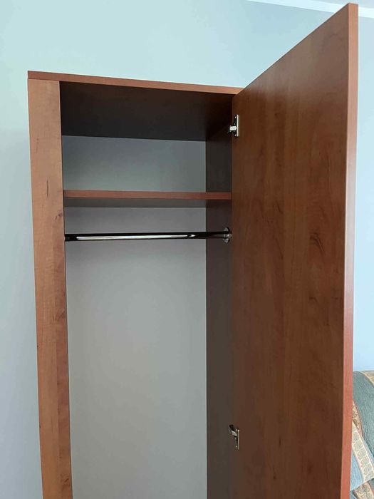 Szafa jednoskrzydłowa – kolor ciepły brąz / wiś