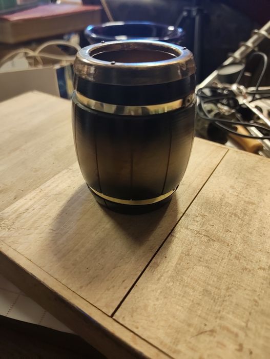 Drewniany kubeczek na długopisy.