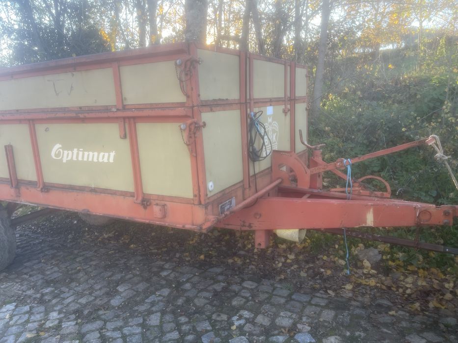 Reboque de estrume em bom estado