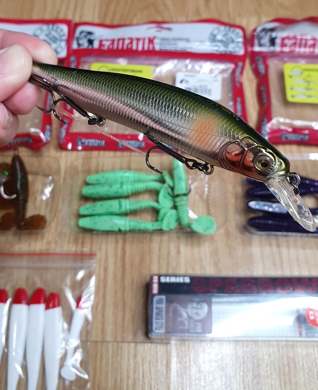 Воблер Bearking Ito Shiner 115S + Набір селикону FANATIK BANDIT 2.9.