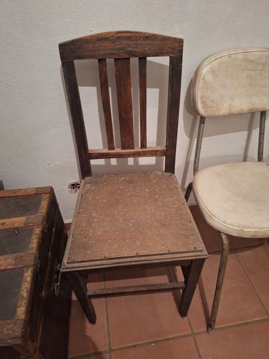 Cadeira,  única.  Usada. Em madeira.. vendo por ser única,  para desoc