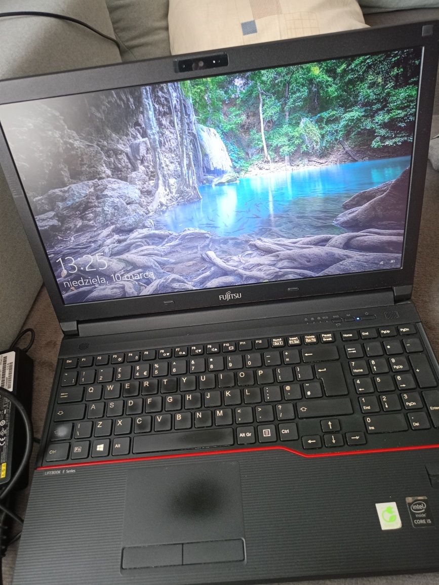 Fujitsu e554 laptop 15 cali i5 8gb ram 256 dysk szybki model