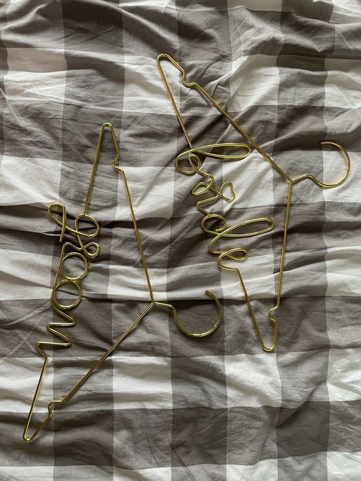 Złote wieszaki ślubne bride i groom