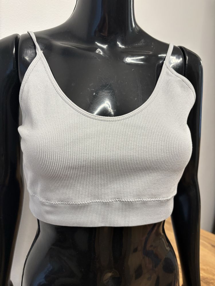 Krótki crop top biustonosz sportowy z prążkowanego materiału