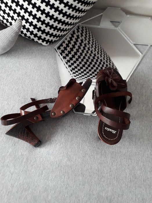 Sandálias em Pele & Madeira 《Bata》