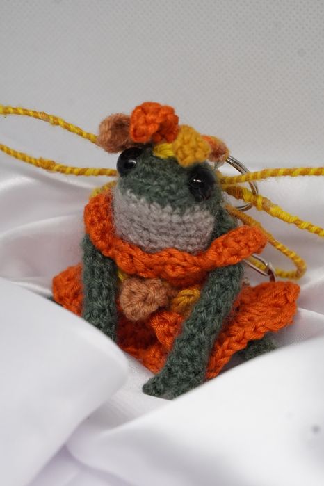blindbox żabka brelok ala knitted frog w ubranku