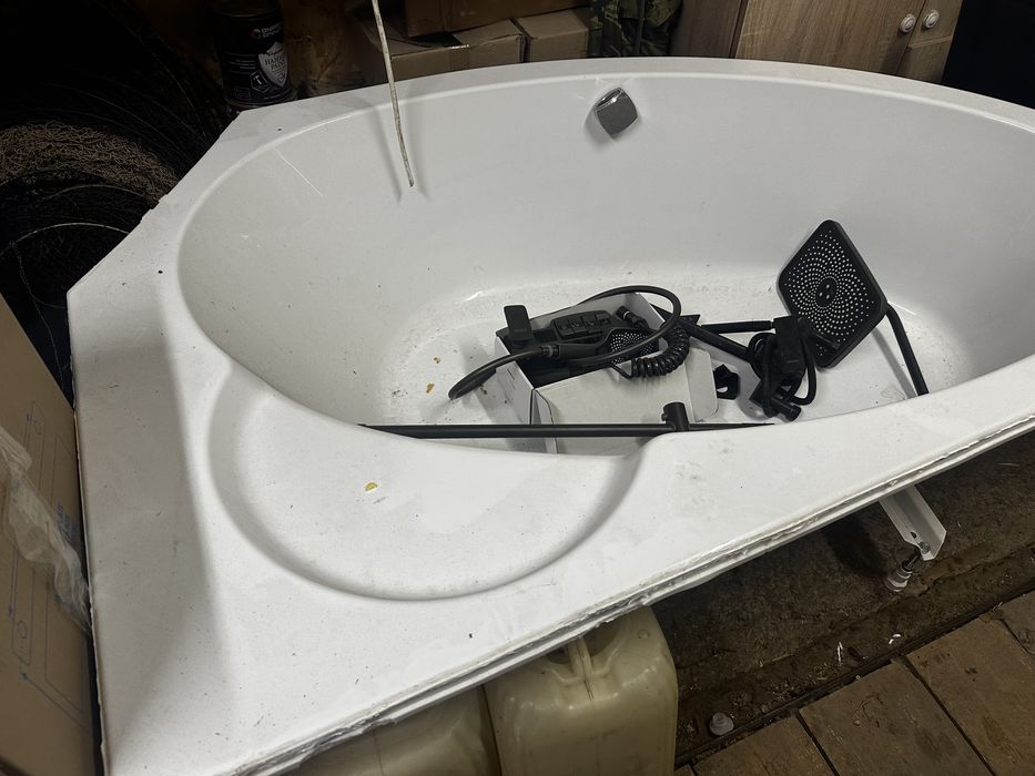 Продам ванну і два смістителя для ванної