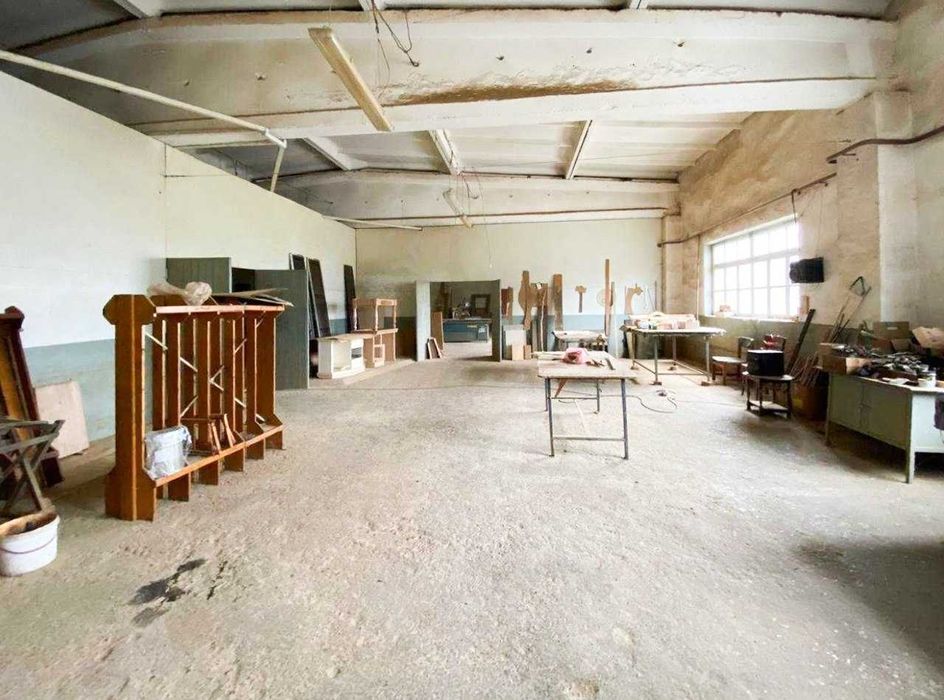 Продам виробничо-складське  приміщення у с. Вістова з рампою .