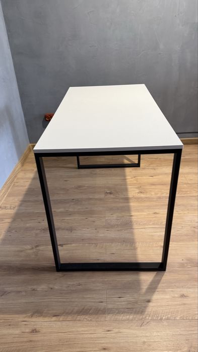 Сучасний стіл мінімалістичного дизайну