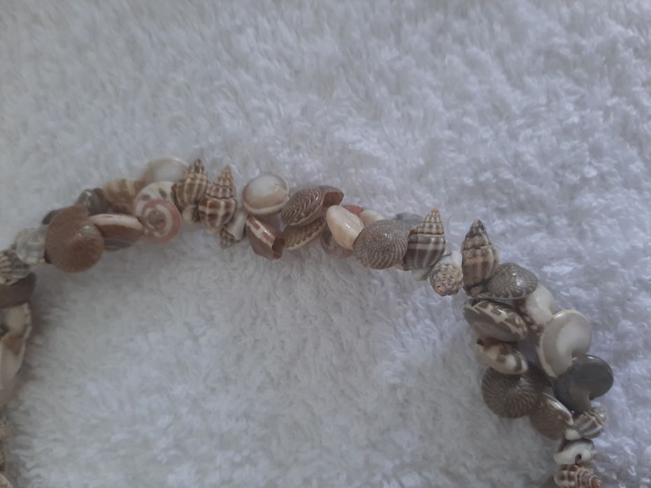 Colar artesanal feito em conchas