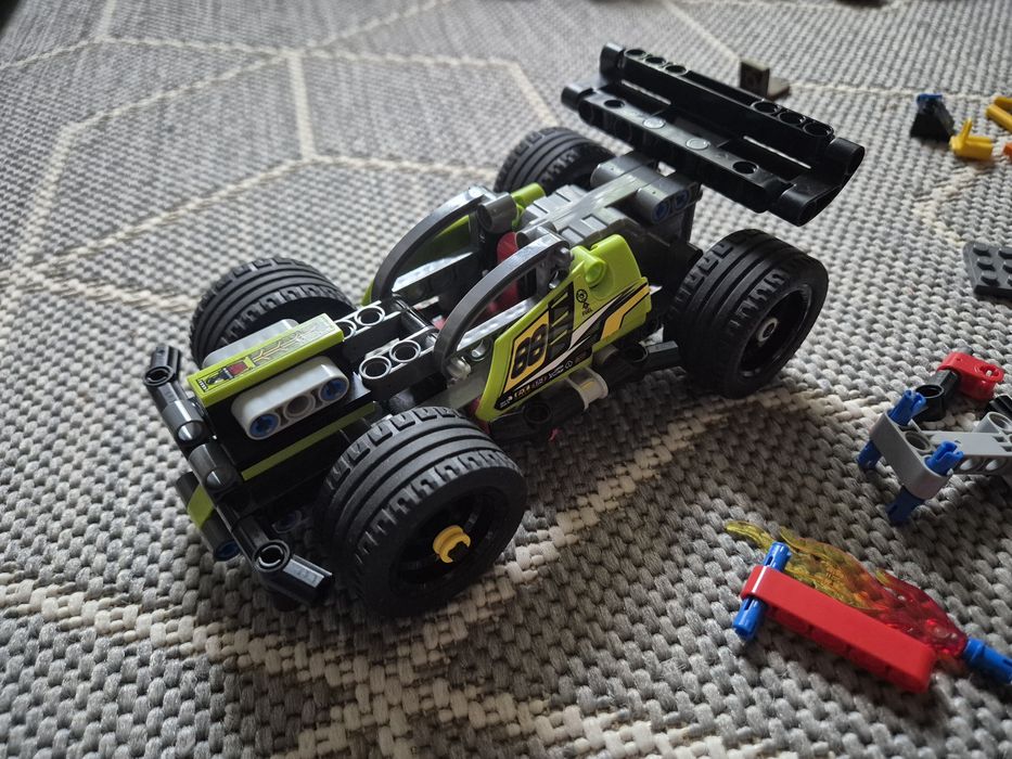 Гоночная зелёная машинка Lego Technic