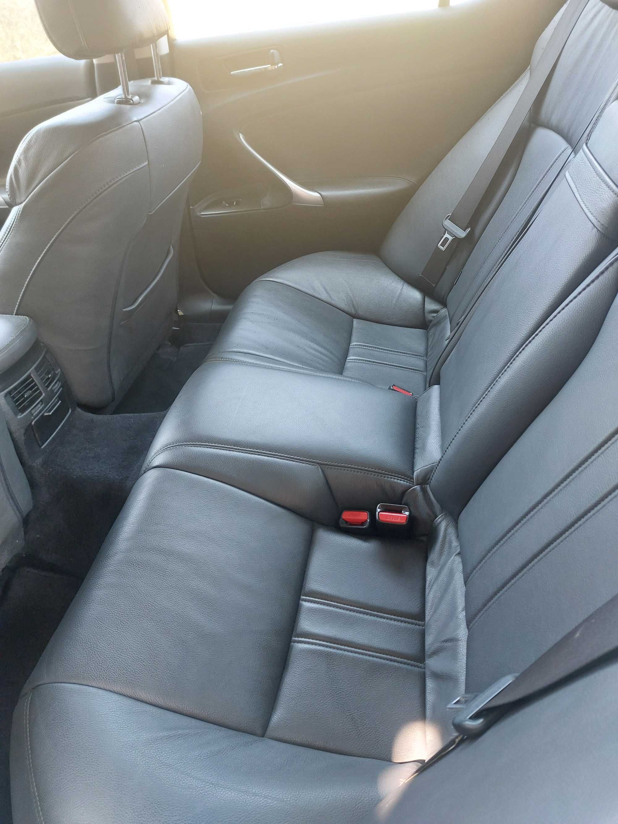 Carro lexus is 220d
