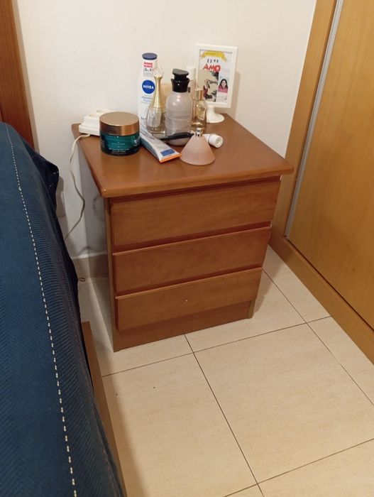 2 mesas de cabeceira boas 30 euros cada uma