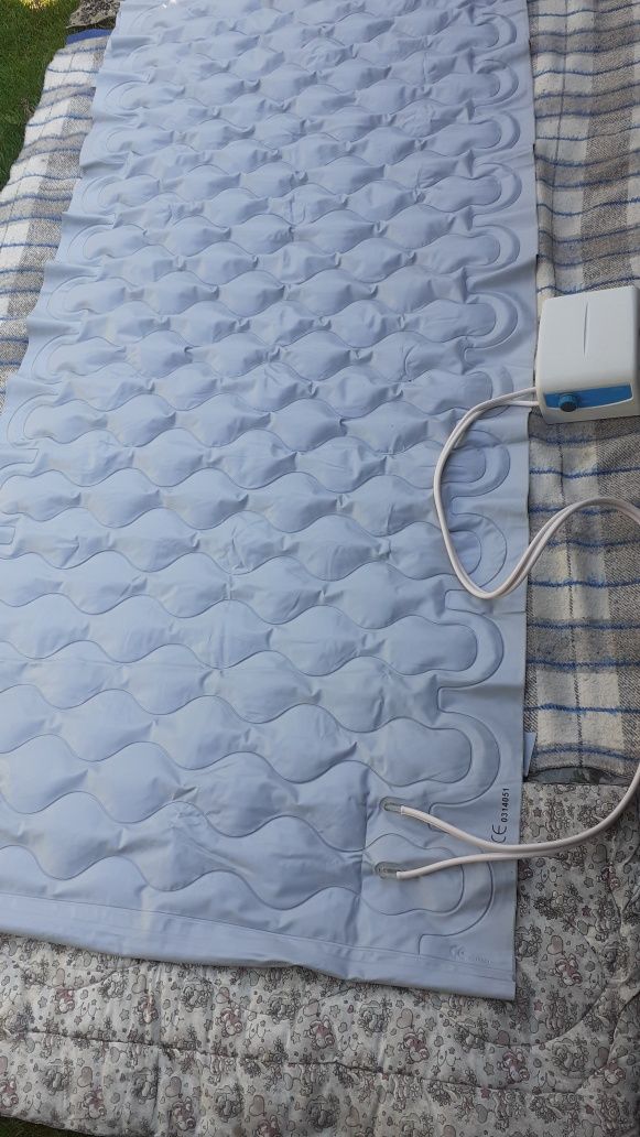 Materac przeciw - odleżynowy pneumatyczny z funkcją masażu i pompą
