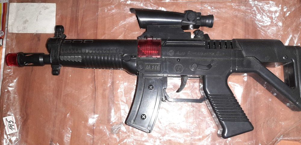 Игрушечный автомат-трещотка Golden Gun