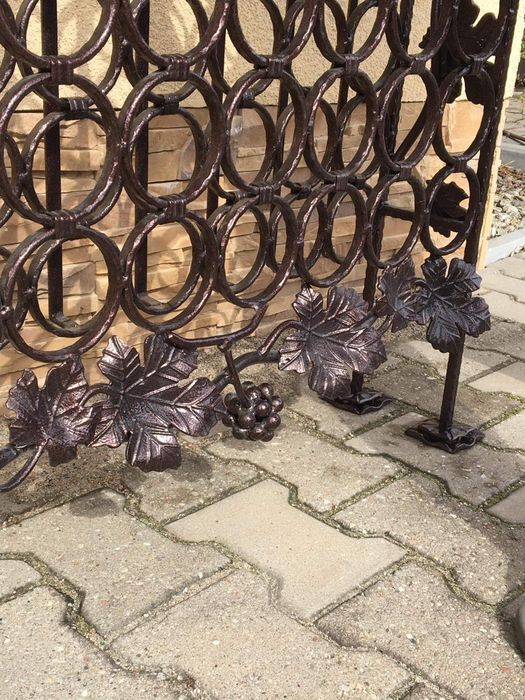 Duży stojak metalowy kuty na wino kolor miedź antyczna 95 but.wina