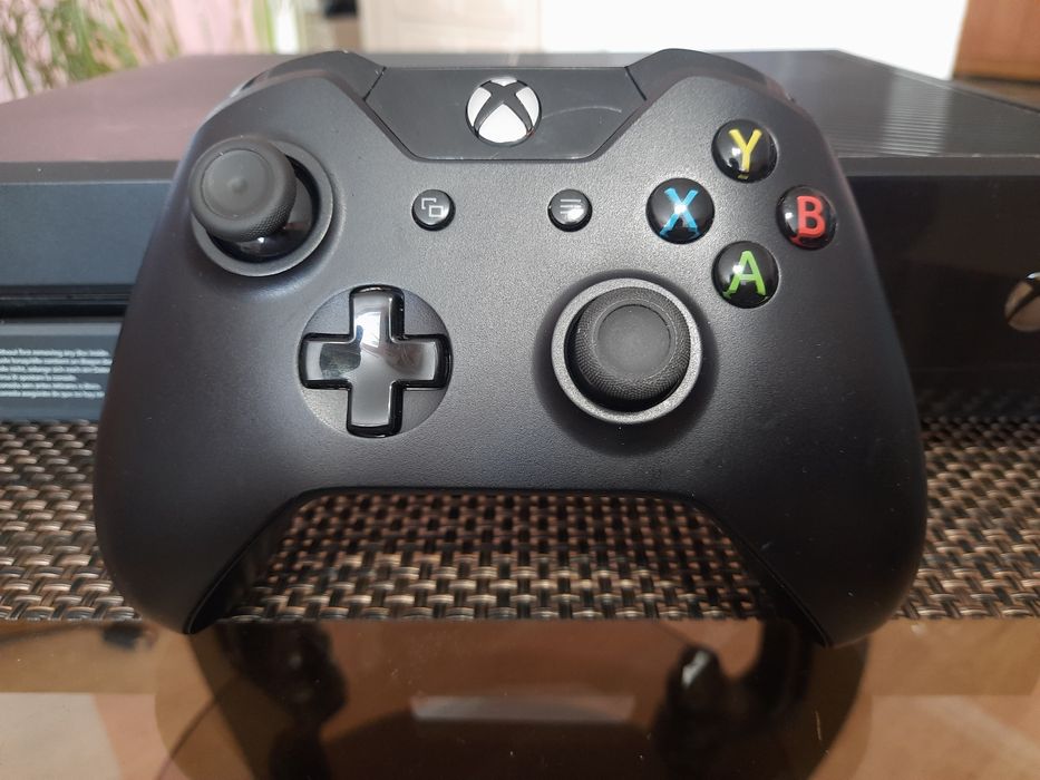 Xbox one 500gb + геймпад + игры