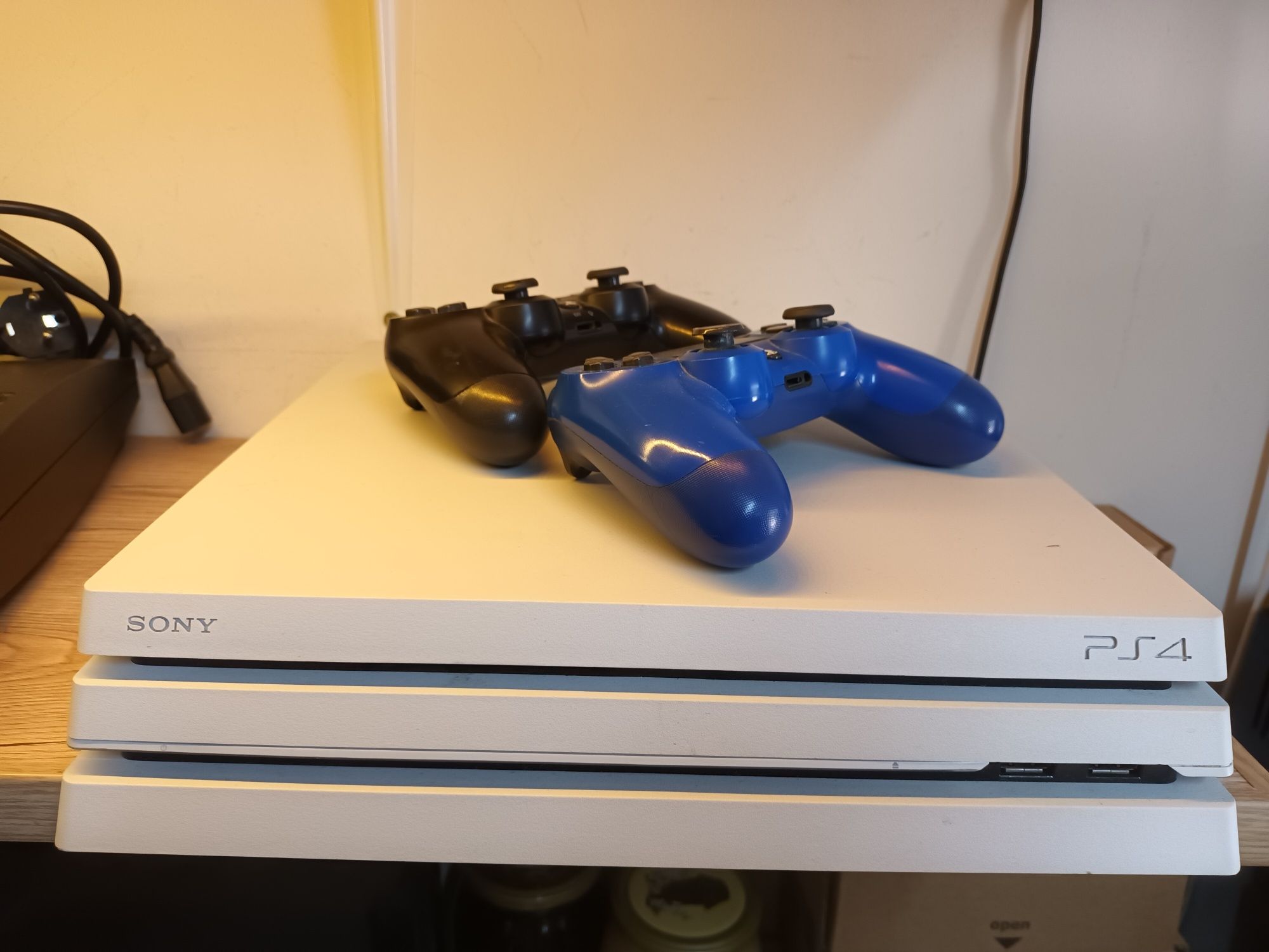 PS4 Pro 1TB biała Konsola PS4 Pro 2x pad