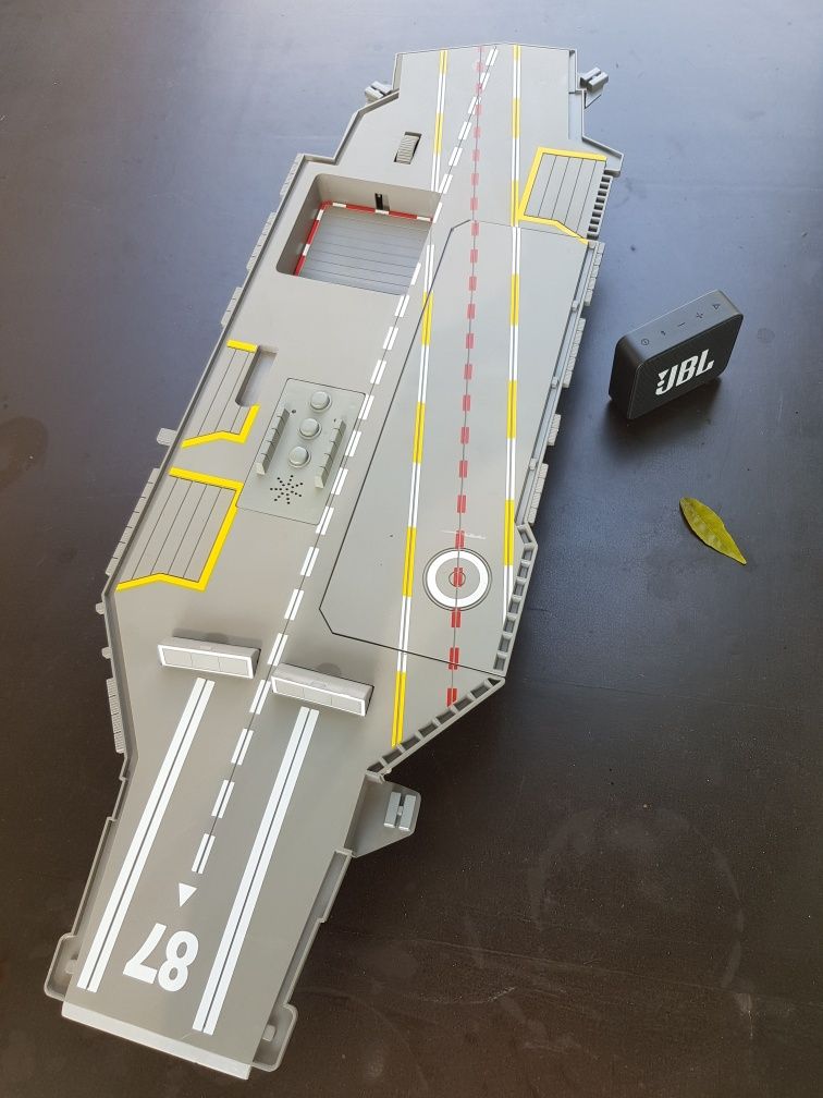 Porta Aviões Grande 76cm c/ 6 aviões e caixa tudo em muito bom estado