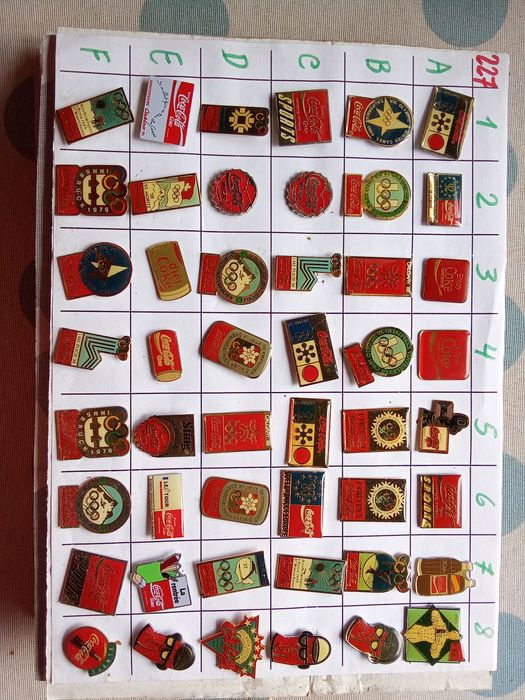 Pins da Coca Cola entre outros