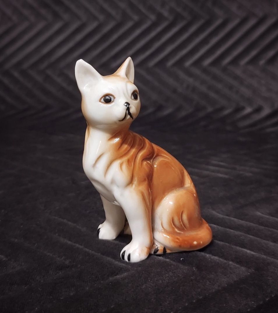 Ceramiczna figurka przedstawiająca kota. H-9cm.